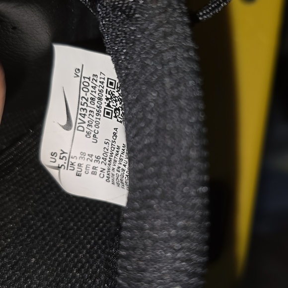 NIKE SPOT SHOES - Picture 9 of 9